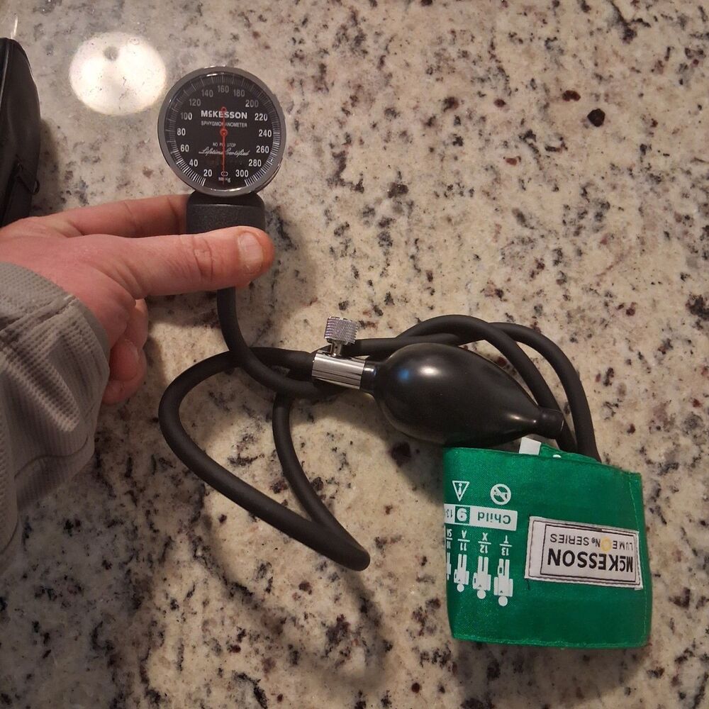 McKesson LUMEON Pediatric Cuff Arm Aneroid Sphygmomanometer Unit W/ Carrying Bag